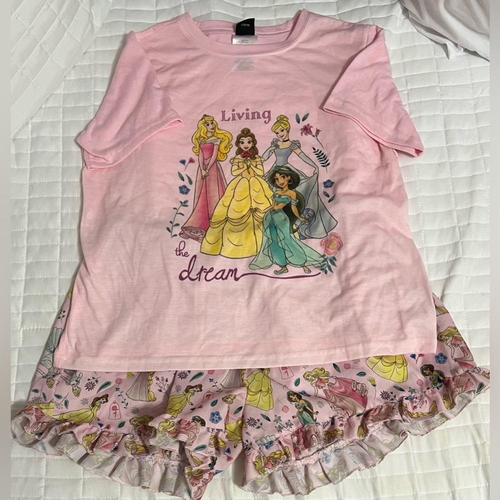 Disney Princesses “Living the dream” Short Sleeve w/Shorts 2pc Pajama Set Size M